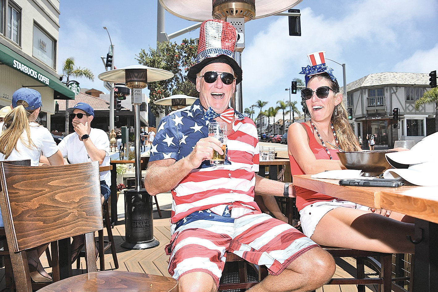 ▲7月4日，民眾在加利福尼亞州亞曼哈頓海灘一家戶外餐廳，慶祝美國獨立日。（AFP）