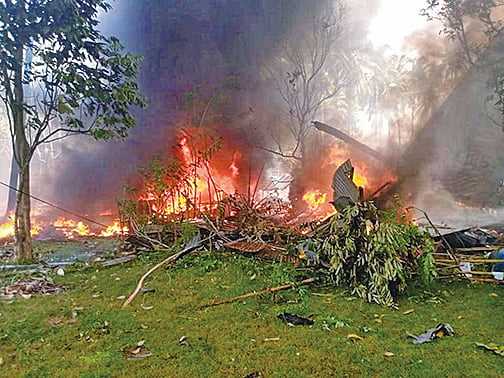 菲律賓軍機衝出跑道墜毀 共釀50死53傷