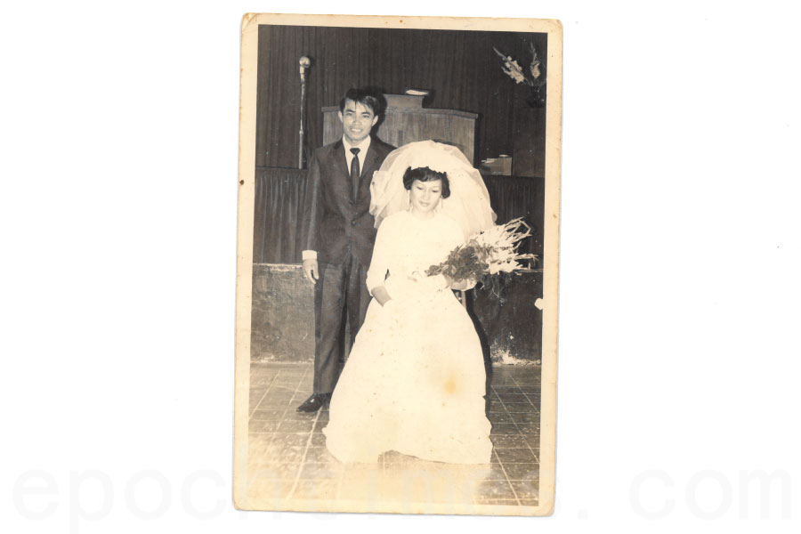 鍾金喜在1970年結婚，婚紗照攝於西貢五邑節教會。（受訪者提供）