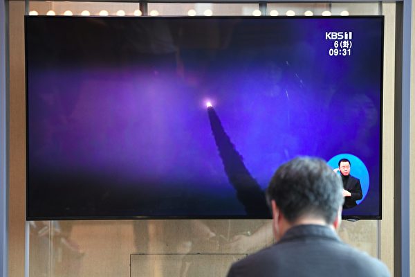 有消息透露，最近，韓國軍方水下駁船潛射導彈試射成功，這是繼2020年底，潛射導彈地面試射成功後取得又一步進展。圖為2019年8月6日，韓國首爾車站的電視播放朝鮮發射導彈的新聞畫面，與本文無關。(JUNG YEON-JE / AFP via Getty Images)