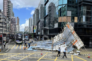 長沙灣政府合署外工作棚架坍塌 警方封閉部份行車線