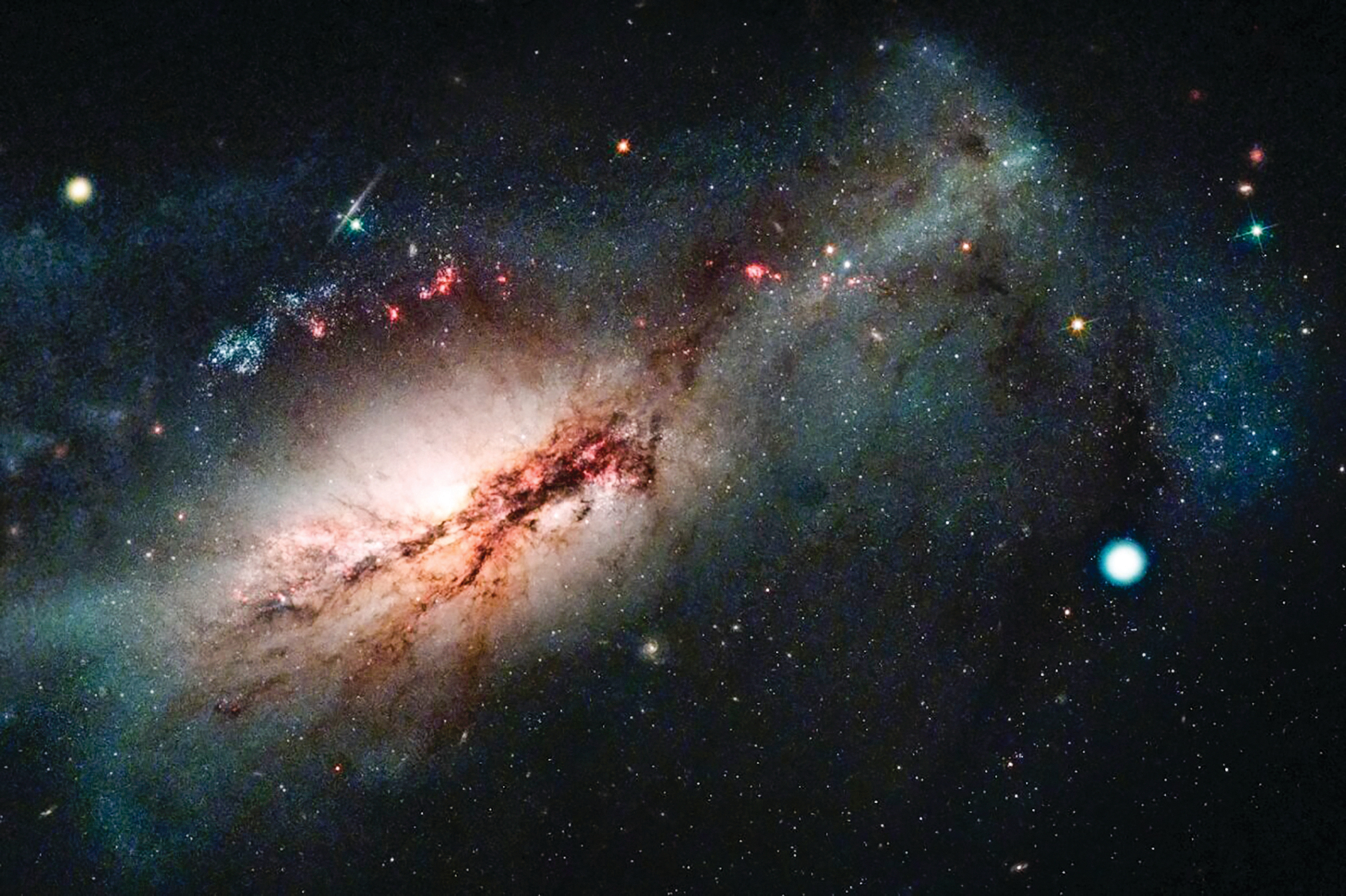 電子俘獲（electron capture）超新星 2018zd（圖中右側的白點）以及它所在的 NGC 2146 星系（圖中左側的星系）。（ NASA/STSCI/J. Depasquale; Las Cumbres Observatory）