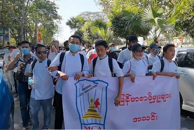 緬甸軍政府政變以來，各行各業民衆不斷反抗。圖爲仰光酒店行業協會參加遊行，反抗軍政府執政。（視頻截圖）