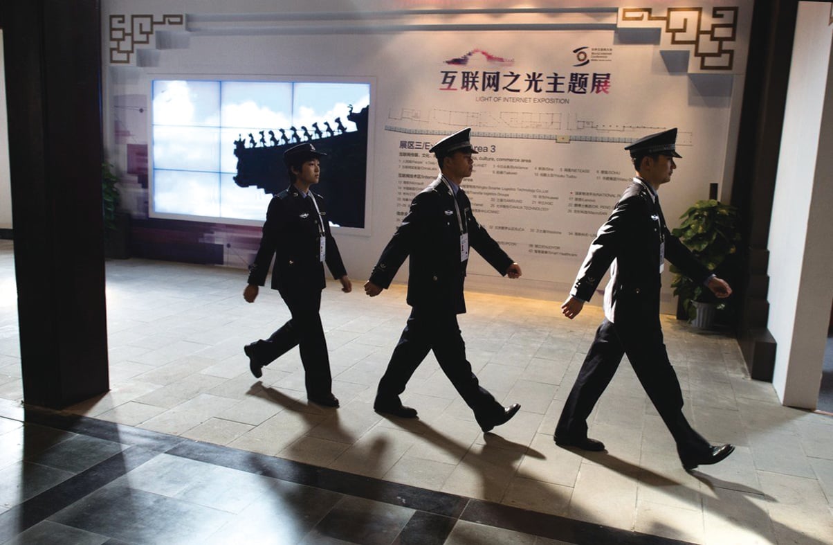 2014年11月19日，中國浙江省烏鎮舉辦「互聯網之光」博覽會，警察雲集，同時還有與會中共高官公開表示，要加強對互聯網的管理。（Getty Images）