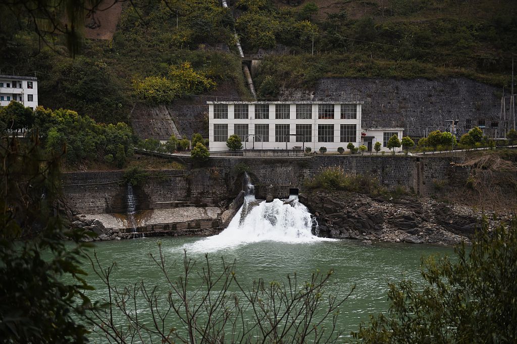 受中共打擊虛擬貨幣挖礦的影響，一些人開始拋售小型水利發電站。圖為雲南省亞多市怒江岸邊的一座小型水力發電站，攝於2015年3月。（GREG BAKER/AFP via Getty Images）