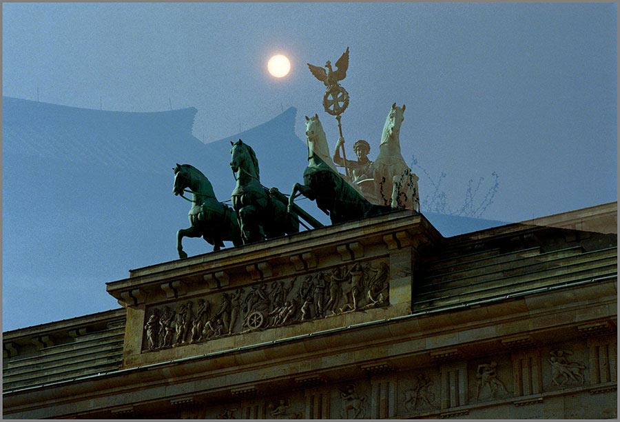 特殊「重拍」效果的相片，何紹基在華清池拍攝太陽，三個月後到訪德國，兩張相片合成。（受訪者提供）