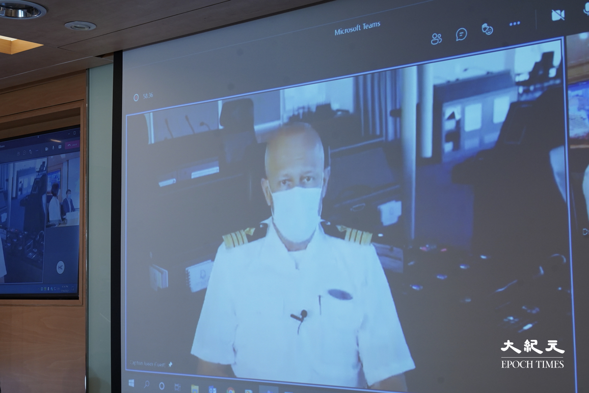 雲頂夢號船長Jukka Silvennoineny通過視像會議在記者會上交待詳情。（朗星/大紀元）