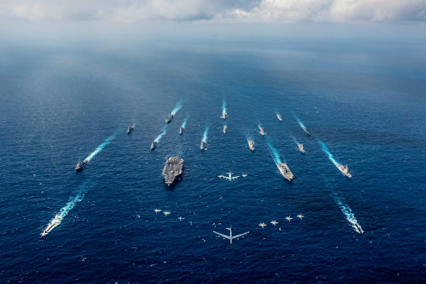 專家分析，2021年版日本防衛白皮書透露出當前局勢緊張。圖為2018年11月8日，美軍的里根號航母艦隊與日本海上自衛隊演習。（美國海軍）