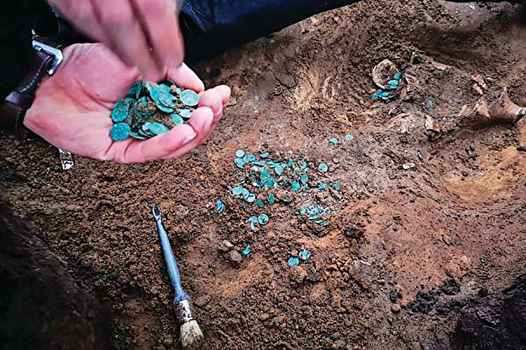 考古學家近期在匈牙利中部一村莊附近的田地裏進行考古發掘時，意外發現了數千枚中世紀硬幣。（ 費倫齊博物館中心提供）