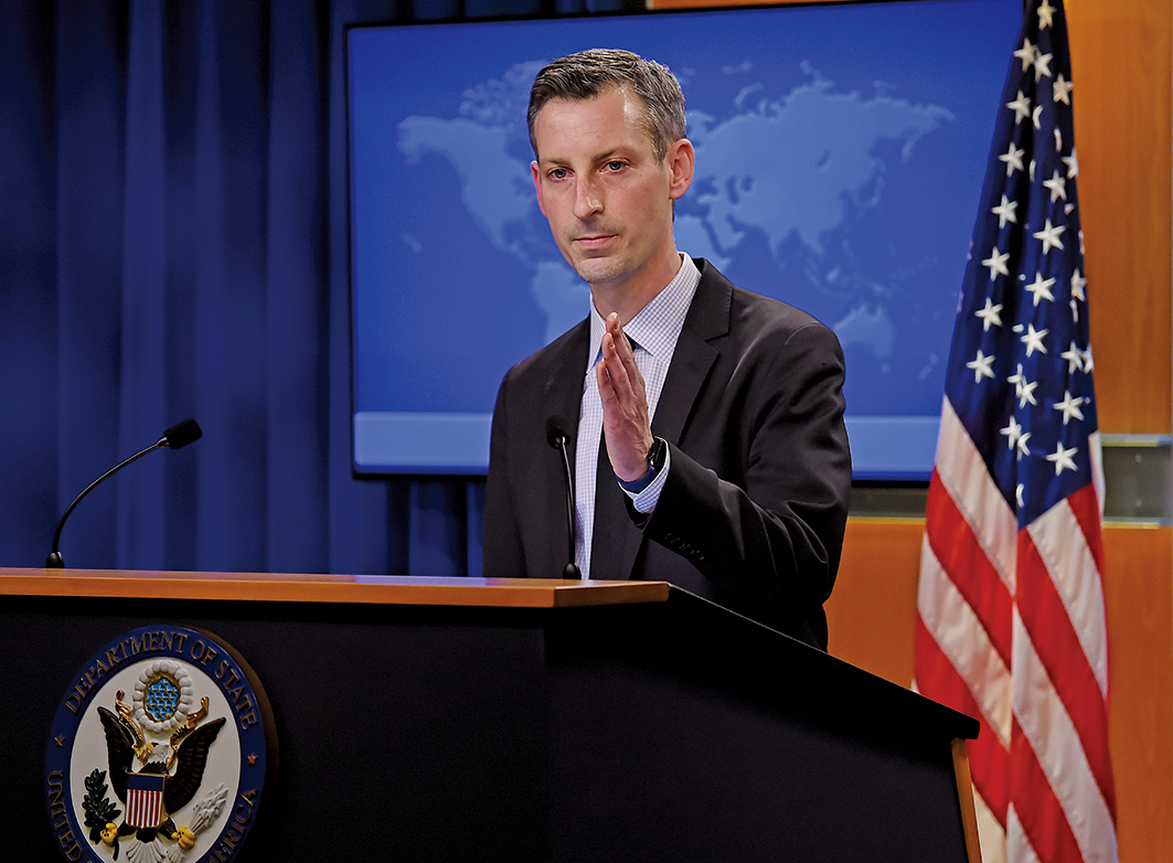 美國國務院發言人內德普萊斯（Ned Price）2月9日在國務院舉行的例行記者會上講話。（OLIVIER DOULIERY/POOL/AFP via Getty Images）