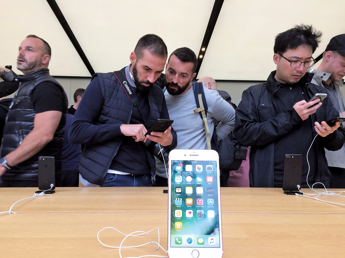 9月16日，蘋果手機iPhone 7正式在美國開賣。在舊金山聯合廣場旗艦店外，有iPhone發燒友徹夜排隊，希望搶先體驗iPhone 7。（大紀元資料圖片）