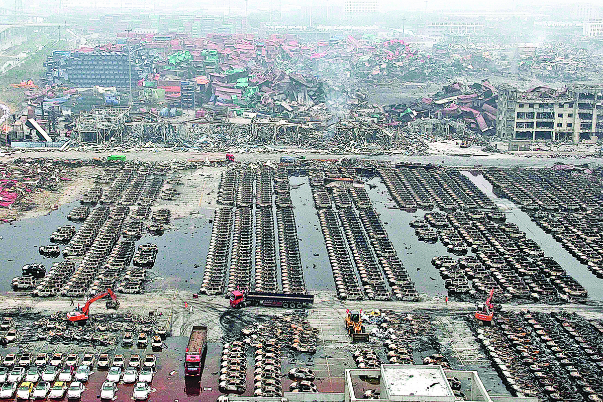 2015年8月15日天津大爆炸後現場。（Getty Images）