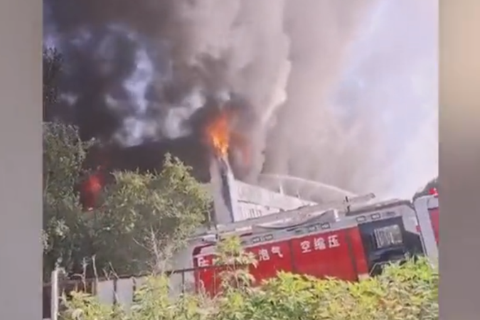 7月24日，吉林長春淨月高新技術產業開發區一物流倉庫發生火災。（影片截圖）