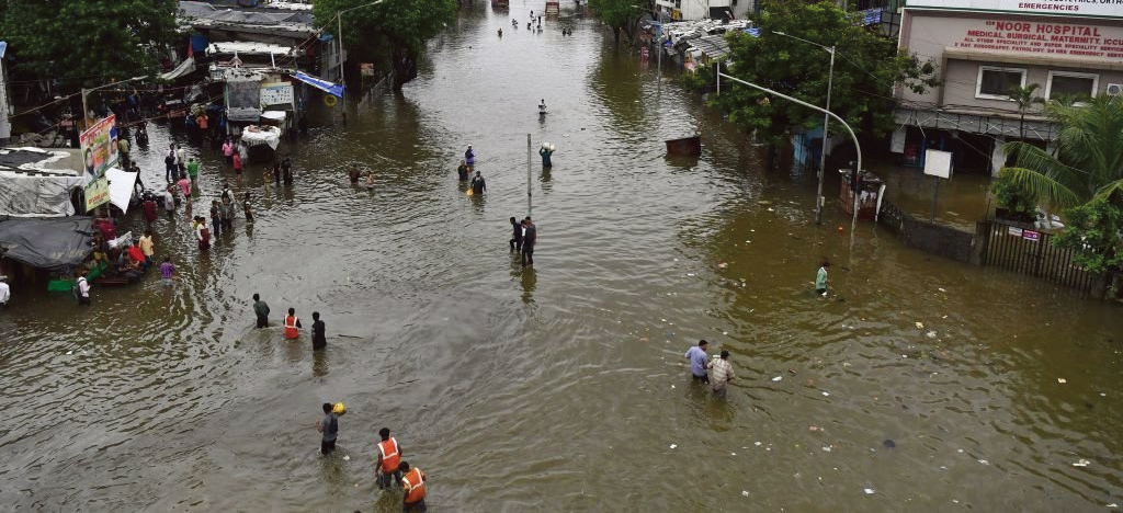 印度近日持續遭到暴雨襲擊。圖為7月16日孟買遭暴雨襲擊後的景象。（Getty Images） 