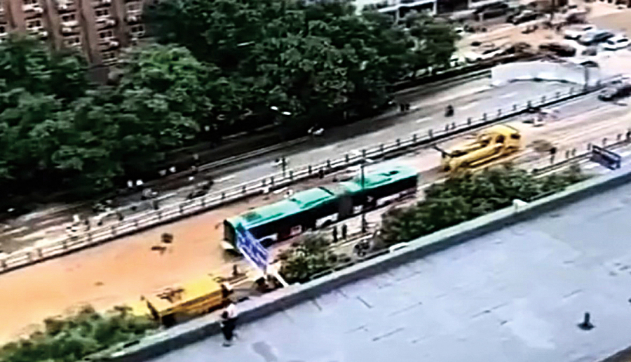 傳鄭州隧道拖出雙節巴士 遇難人數被質疑