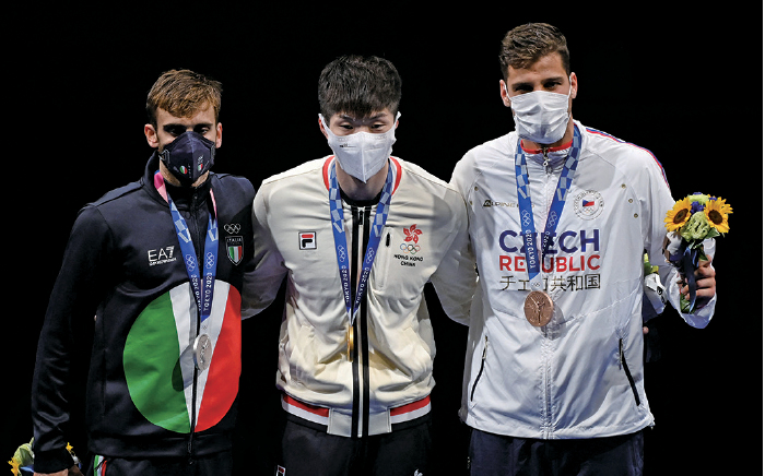 張家朗（中）在決賽以擊敗意大利選手Daniele Garozzo（左），銅牌得主為張家朗在四強的對手、捷克的Alexander Choupenitch。（MOHD RASFAN/AFP/Getty Images)