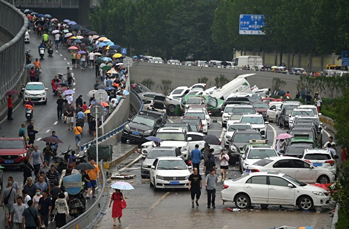 河南洪災嚴重，有外媒前往京廣隧道採訪時，遭到民眾阻擋。圖為7月22日京廣隧道前。 （NOEL CELIS/AFP via Getty Images）