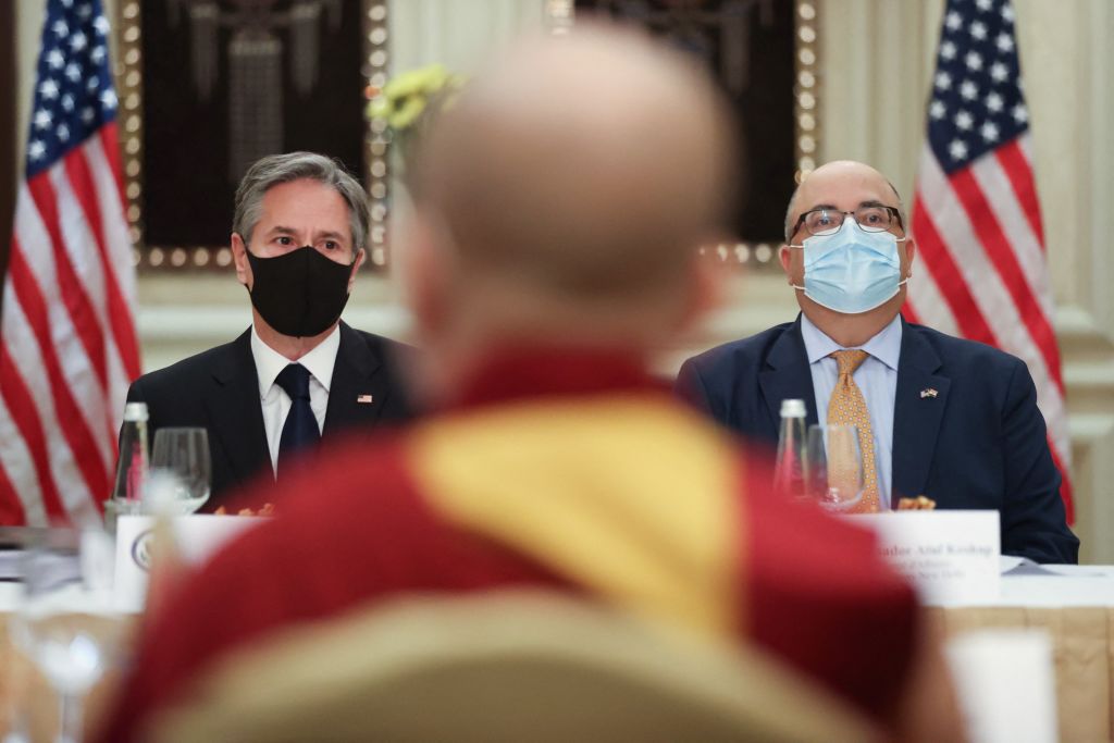 2021 年 7 月 28 日，美國國務卿安東尼·布林肯（左）和美國駐印度大使阿圖爾·凱沙普（右）在新德里里拉宮酒店的會議室向民間社會組織代表發表講話。照片中背對者為西藏流亡政府代表。（JONATHAN ERNST/POOL/AFP via Getty Images）