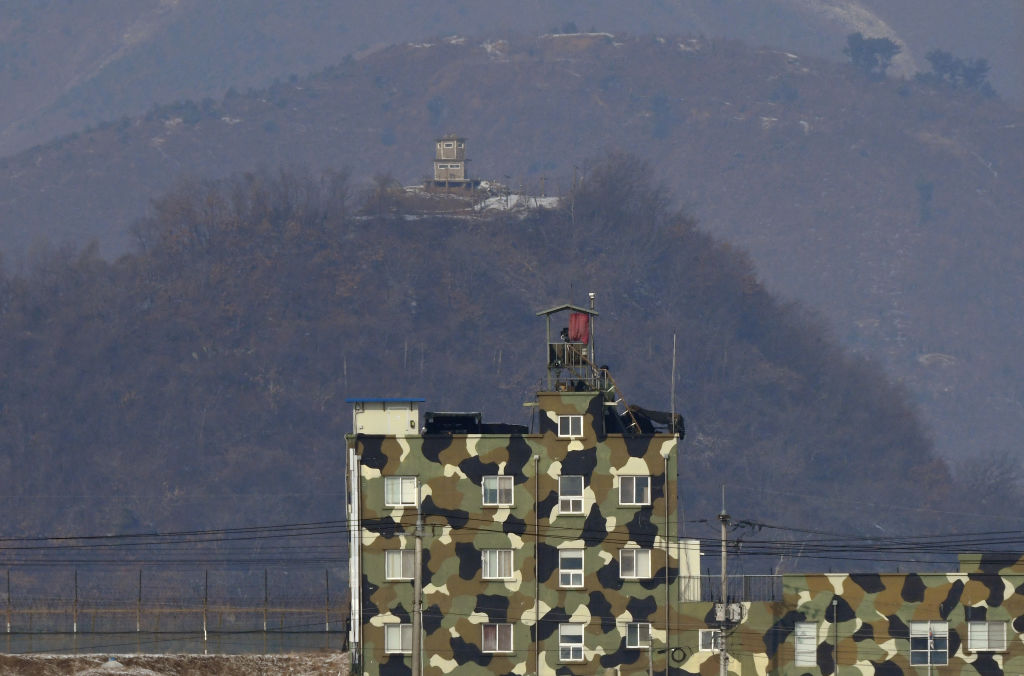 7月27日，韓國和北韓時隔一年多重啟了通信聯絡。圖為2019年2月16日拍攝的韓國（下）和北韓（上）軍事哨所在韓國邊境城市坡州相對而立的照片。（JUNG YEON-JE/AFP via Getty Images）