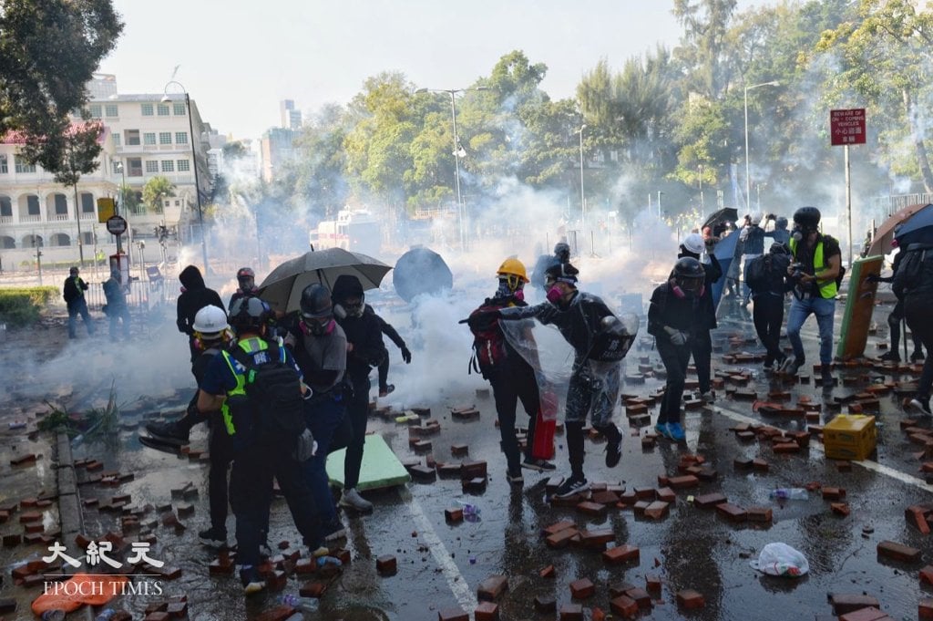 圖為2019年11月17日理大衝突期間，抗爭者同防暴警察對峙。（宋碧龍／大紀元）