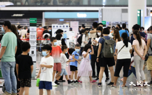 香港流失1.5萬學生 家長：移民免子女被洗腦