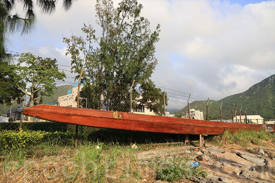 在大澳小學旁的海灘，擺放著退役的駿義龍龍舟，龍舟日曬雨淋，已褪了色。（陳仲明／大紀元）