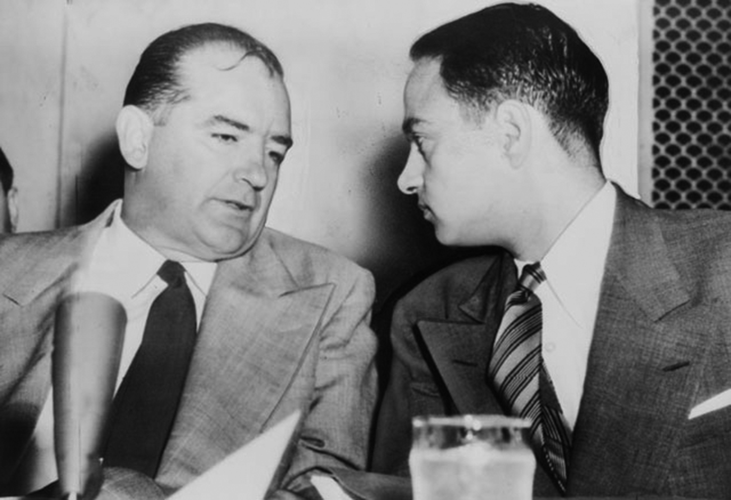 從1950年開始，美國參議員約瑟夫麥卡錫（左）大力度揭露共產黨對美國政府和社會的滲透。（維基百科）