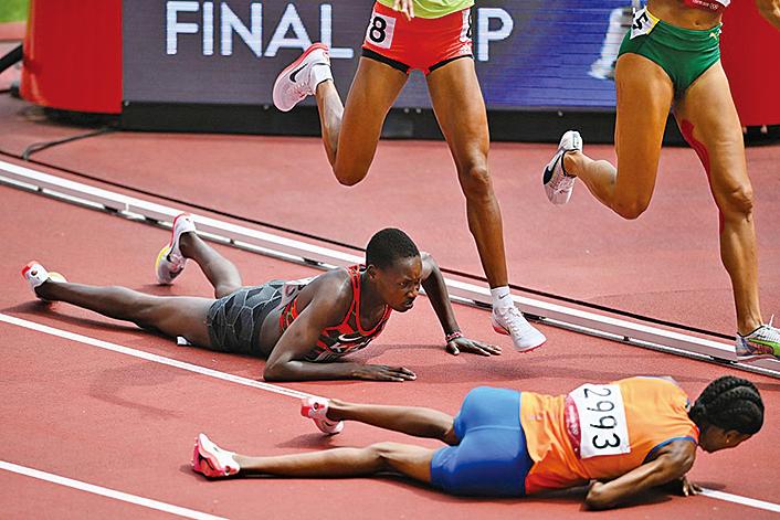 日本東京奧運會的女子1,500米預賽中，荷蘭女將夏桑（Sifan Hassan，穿藍色運動褲）被其他選手絆倒。（Matthias Hangst/Getty Images）
