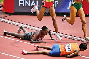 荷蘭女將1500米預賽跌倒 起身暴衝加速追成第一