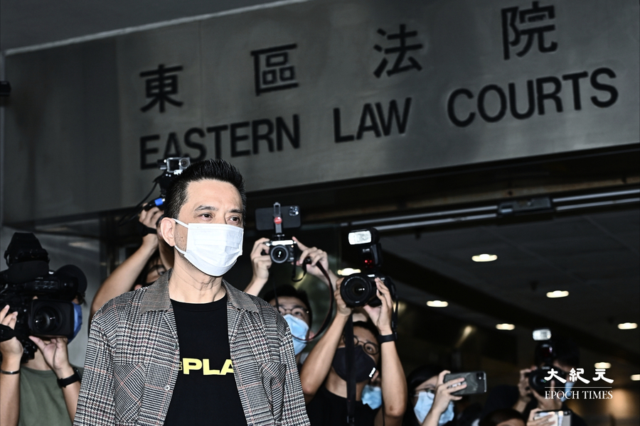 黃耀明獲撤銷指控 庭外唱歌鼓勵香港人