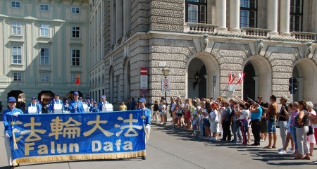天國樂團東歐巡演 參加維也納反迫害大遊行