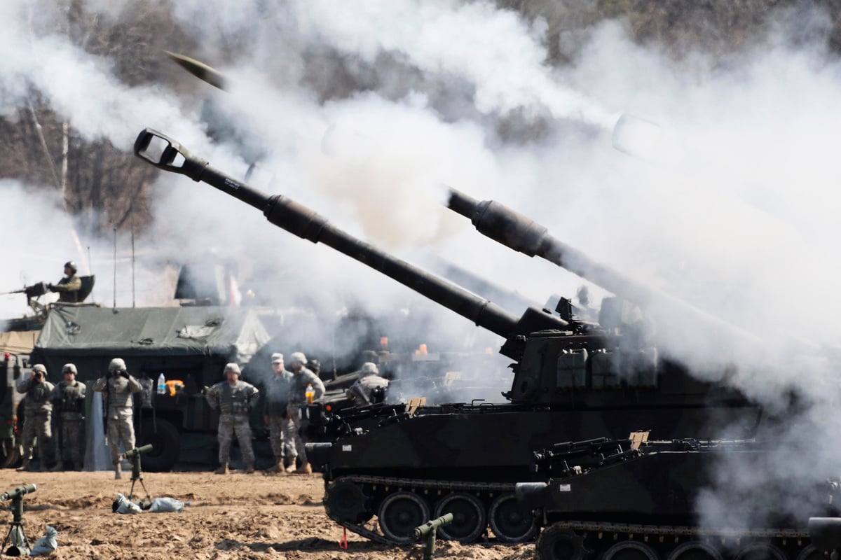 拜登政府首度核准對台約7.5億美金軍售，含40輛最新M109A6帕拉丁自走砲。美國印太司令指，中國人說美國衰落沒有事實依據。圖為美軍M109A6 帕拉丁自行榴彈炮在美軍羅德里格斯靶場參加實彈演習。（Kim Hong-Ji/AFP via Getty Images）