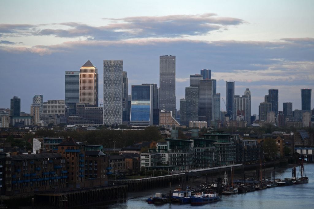 全英房屋貸款協會於上月底公佈7月份英國平均樓價為24.4萬英鎊，按年上升10.5%。（JUSTIN TALLIS/AFP via Getty Images）