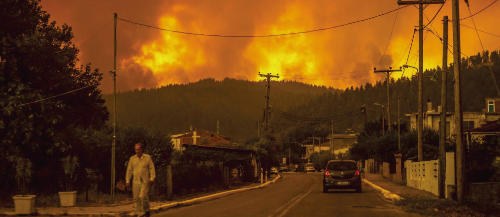 8月6日，在雅典以北約30公里的Afidnes村，大火在房屋附近蔓延。（Getty Images）