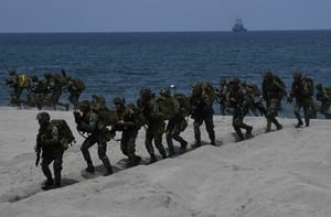 共軍兵船合練搶灘登陸 日媒呼籲日台開展防務對話