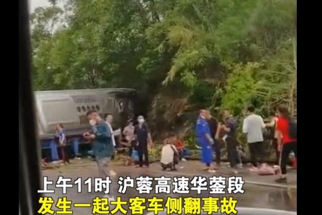 四川滬蓉高速客車側翻 5人死亡18人受傷