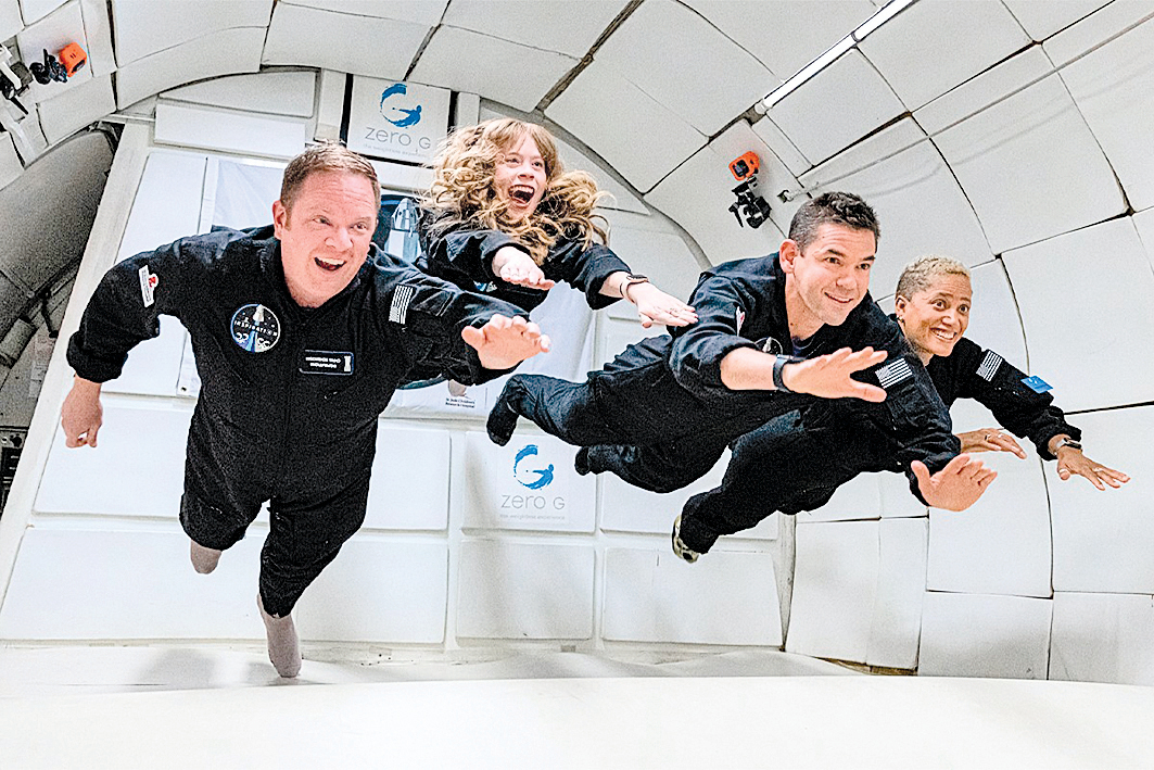 純民用的靈感4號太空任務的四名成員在練習適應失重環境。（SpaceX）