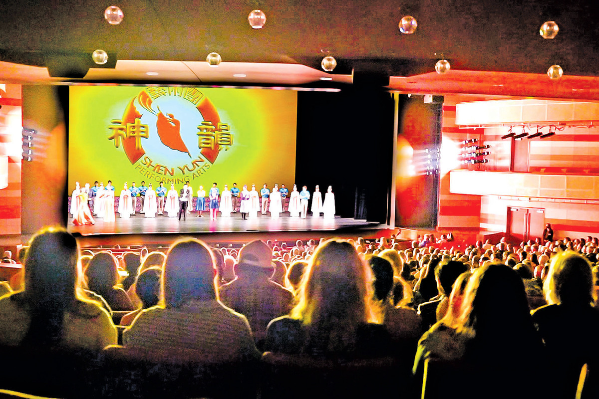 8月6日晚，神韻巡迴藝術團在鹽湖城喬治•多洛雷斯多爾•埃克爾斯劇院的首場演出，在觀眾經久掌聲中圓滿落幕。（新唐人電視台）