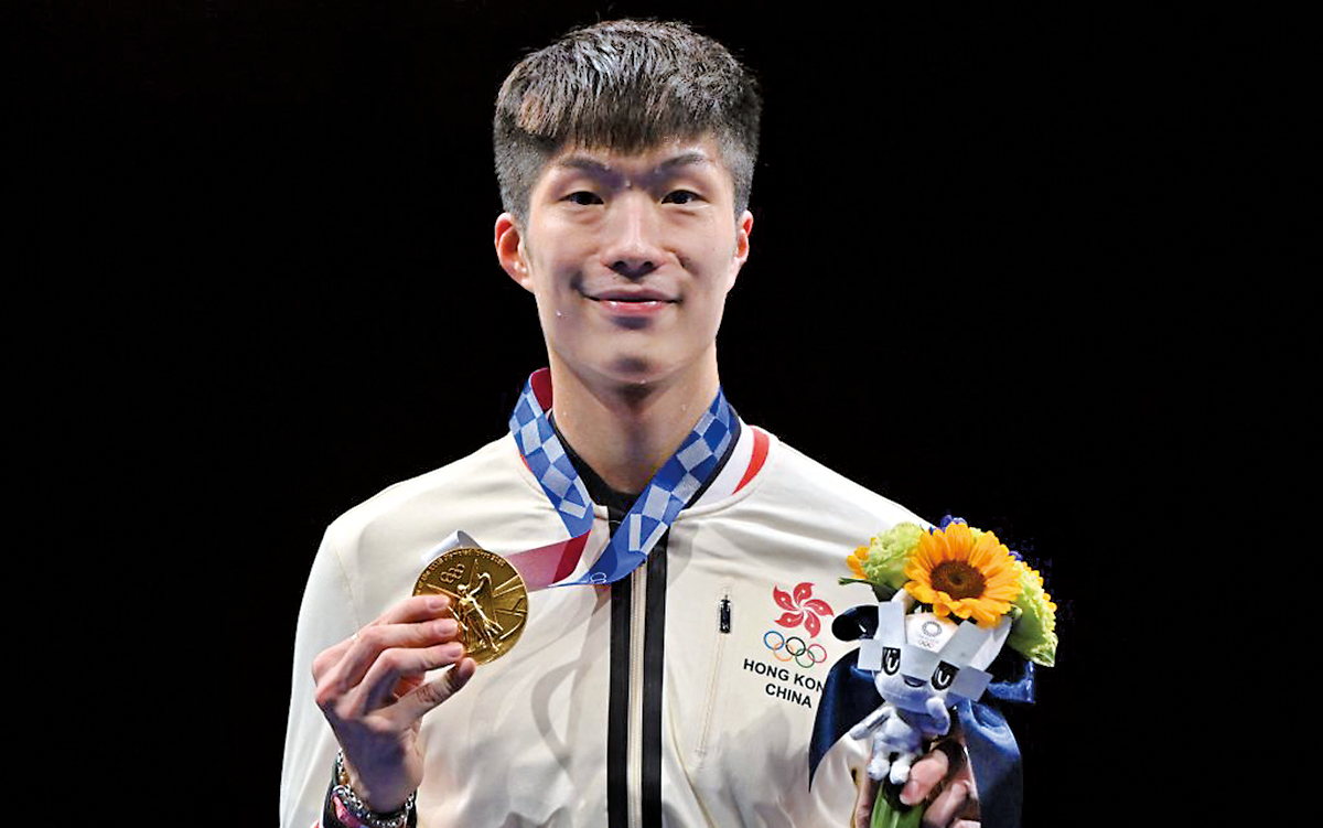 張家朗手持奧運金牌。（FABRICE COFFRINI / AFP via Getty Images）