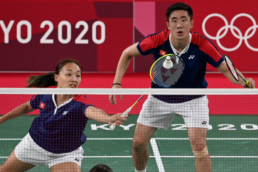 港隊羽毛球代表鄧俊文和謝影雪在東奧羽毛球混雙賽事中晉升四強，打破香港最好成績。 (Photo by ALEXANDER NEMENOV / AFP via Getty Images)
