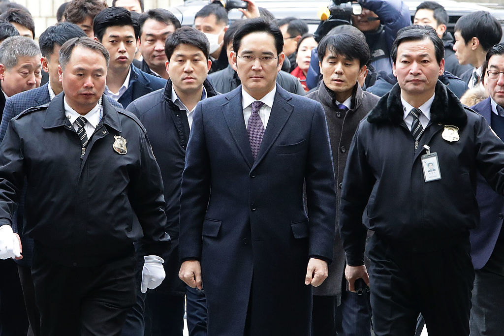 韓國政府宣佈，將於8月13日假釋三星掌門人李在鎔。圖為三星副會長李在鎔（前排中間）2017年1月18日到韓國首爾中央地方法院出庭。（Chung Sung-Jun/Getty Images）