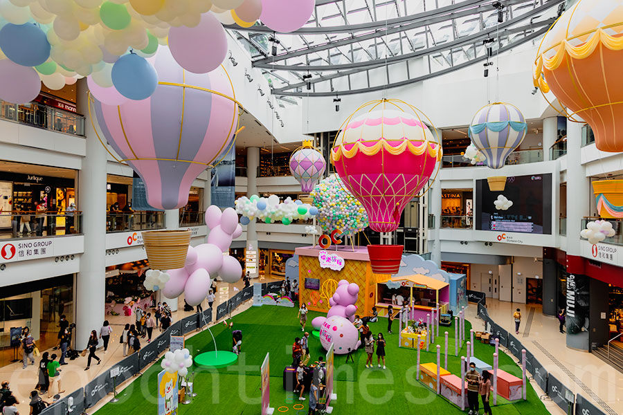 奧海城展出3,000個氣球組成的全港最大熱氣球裝置，展開「快樂旅程」。（明朗／大紀元）