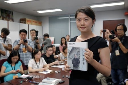 高智晟的女兒耿格在香港展示父親的書《2017年，起來中國》。（大紀元）