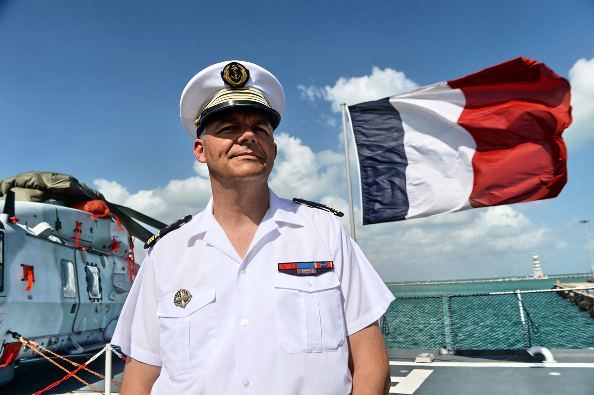 8月11日，法國海軍「普羅旺斯號」巡防艦突現錨泊在台灣外海。圖為普羅旺斯號與該艇艦長。（ROSLAN RAHMAN/AFP via Getty Images）