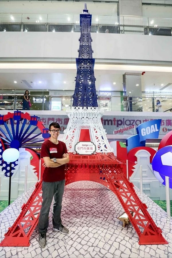 Joe於2016年設計的大型紙藝作品——6米高巴黎鐵塔在屯門市廣場展出。（受訪者提供）