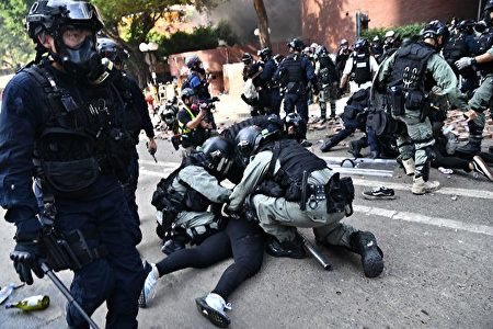警方拘捕2019年理大衝突中的抗爭者。（ANTHONY WALLACE/AFP via Getty Images）