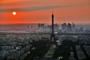 中國40人旅行團巴黎被搶劫 被噴催淚氣體