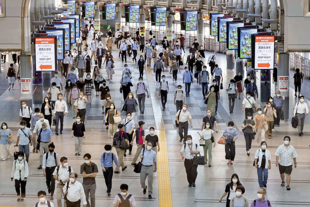 2021年8月10日，東京一個火車站的通勤者戴著口罩，因為該市仍處於冠狀病毒緊急狀態。(Getty Images)