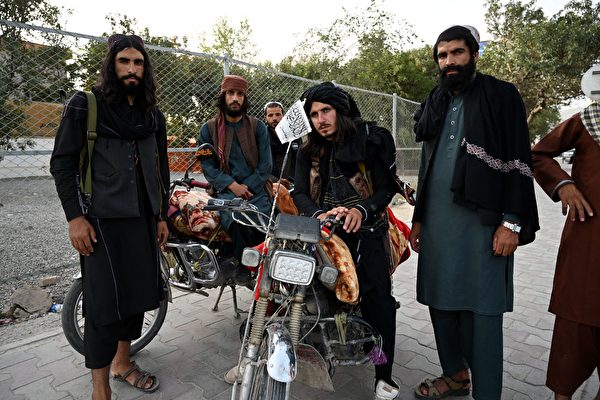 塔利班武裝份子接管阿富汗首都喀布爾後，其成員出現在街上。（WAKIL KOHSAR/AFP）