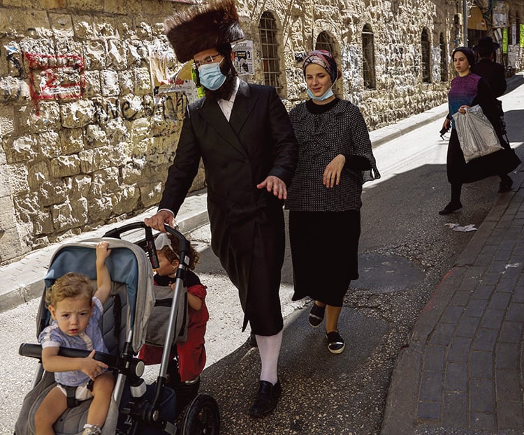 圖為以色列的猶太人在贖罪日帶家人前往教堂參加活動。（Getty Images）